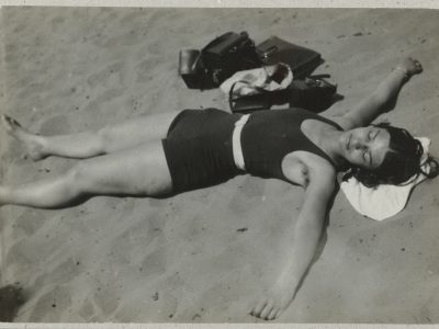 RIJKS Portret van Eva Besnyö op het strand, Peter Weller (atelier van), 1931