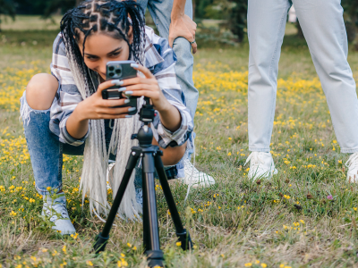 jongeren met mobiel filmen
